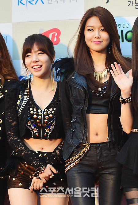 [PIC][12-02-2014]Hình ảnh mới nhất từ "THE 3RD GAONCHART K-POP AWARDS" của SNSD + MC Yuri vào tối nay Tumblr_n0vm19hOUA1sewbc1o1_500