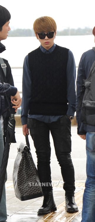 [PICS] [20.04.13] Junhyung @ Incheon Airport to Taiwan Tumblr_mlj727oAPD1qzjehuo2_500