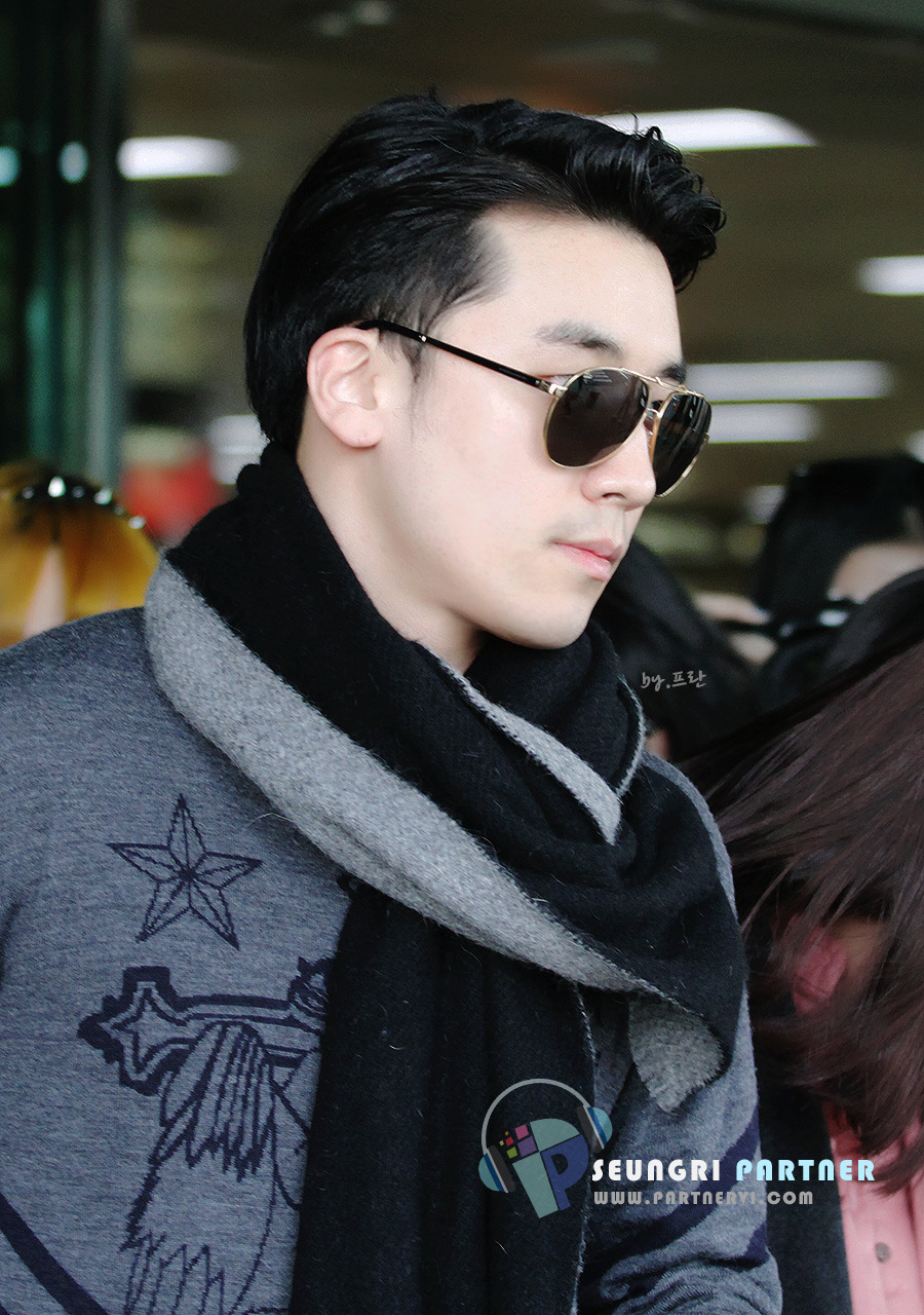 [1/4/13][Pho] Seungri tại sân bay Gimpo trở về từ Nhật (31/3) Tumblr_mkisltU1KC1qjyoa0o5_1280