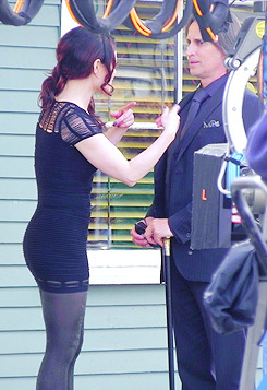 SPOILERS: Imágenes de Robert Carlyle y Emilie de Ravin en el rodaje (28/02/2013) Tumblr_mkd6pzxgh51s0wp3ho2_250