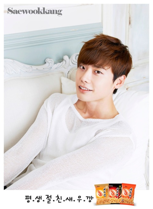 [PICS][11/9/2013] Lee Jong Suk endorsing Saewookkang (Nongshim Shrimp Cracker)  Tumblr_msu1j8wseC1qb5mc5o3_500