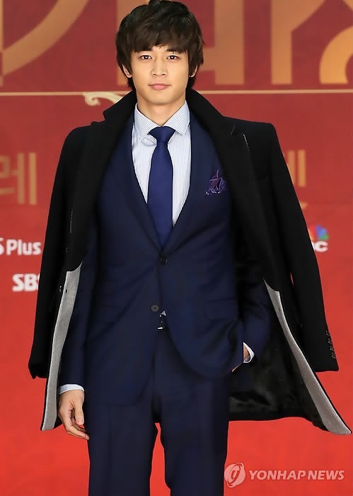 121231 Minho @ 2012 SBS Drama Awards Tumblr_mfwjmse8q21rsplwwo1_500