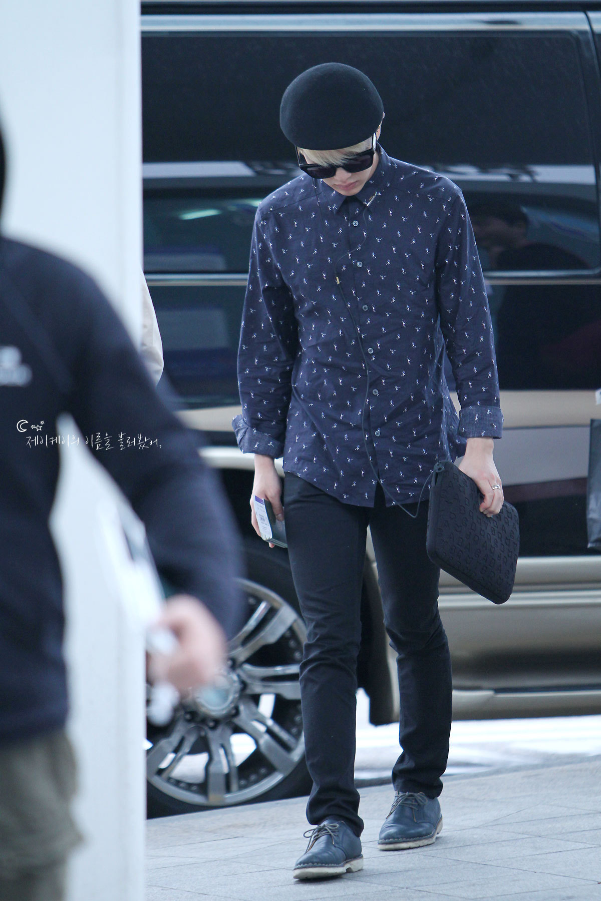 131008 Onew @ Aeropuerto de Incheon hacia Japón  Tumblr_mubzedRBne1r8fs1io1_1280