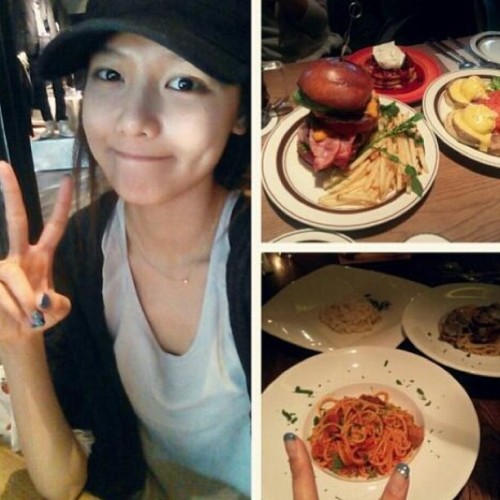   [CAPS]  Nueva SELCA de Sooyoung & Yoona Tumblr_mjxzue61WJ1qb1285o1_500