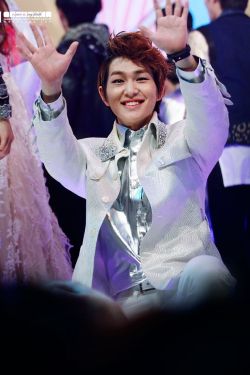 121231/130101 Onew @ MBC Gayo Daejun Tumblr_mfxmte7bYs1qdtvhxo2_250