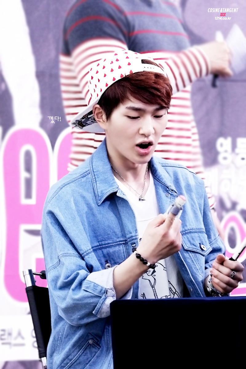 130512 Onew @ "Why So Serious" Fansigning #9: Yongdeungpo Tumblr_mmsnwsdRB71r8fs1io2_1280