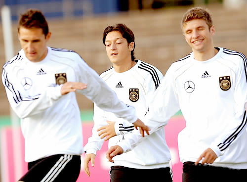 Özil في صور+صور متحركة!!أدخلو و أستمتعوا!!؟!! Tumblr_l8b6gjCG2o1qdpgejo1_500