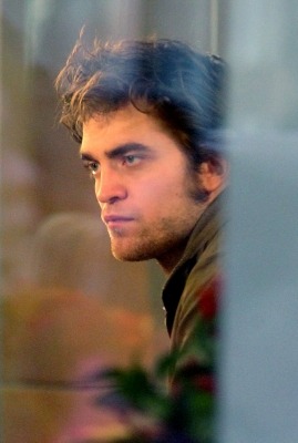 6 Julio-Nuevas/ Viejas fotos de Rob dejando el Today Show en 2010  Tumblr_lnvlnnt8kV1qhzyhno1_400