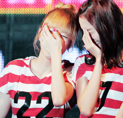 [PIC+GIF][23-1-2011] »-{♥}-»ღ°•(¯`·._.· YoonSic Fam ·._.·´¯)•ღ°»-{♥}-» °l||l° Sexy and Sweet °l||l° - Page 6 Tumblr_lpk58klA8o1r0zdoao1_250