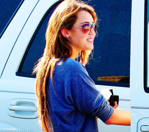 Miley Cyrus - Page 31 Tumblr_lpvkep0s7z1qawofco1_500