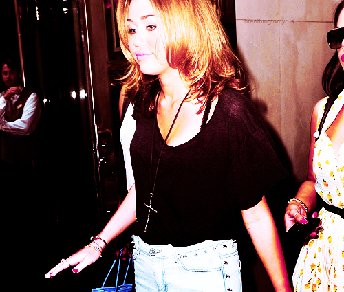 Miley Cyrus - Page 30 Tumblr_lpvnp2yknQ1qfpjkeo1_500