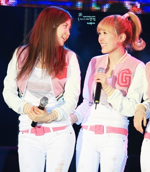 [GIFS/PICS][26-08-2011] Couple ♥ Sica - Seohyun ♥ Tumblr_lqirx5BMD11qjizg1o2_500