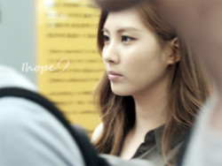 [PIC]Seohyun ở sân bay Tumblr_lqq6eeibAi1qftp49o2_250