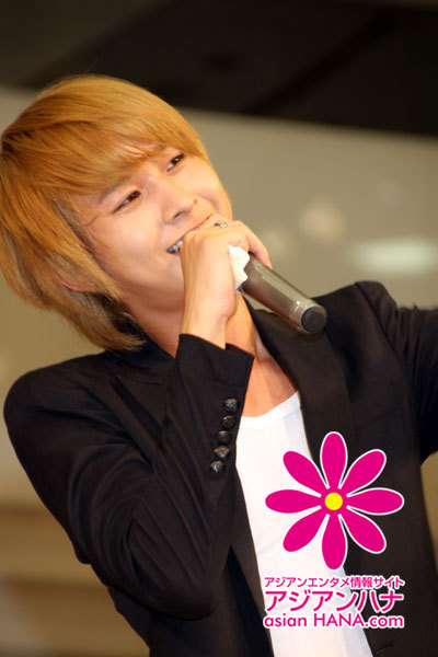  [EVENT] 110901 Japan Press Conference Tumblr_lrrann3rDC1qebqc0o2_400