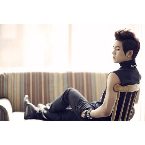 Lee HoWon 이호원 aka Hoya - Page 2 Tumblr_ls2lp2b8jC1qhqjj4o1_500