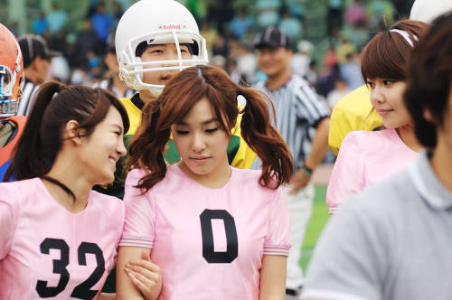 [PICS][28/2/2012] Sooyoung always hugs Hyoyeon :"> Tumblr_lsfo7c4vxr1qcfemno1_500