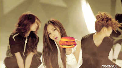 [GIFS][21/10/2011] Yul đưa hamburger cho Yoong =))) Tumblr_lta4xteH1K1qbalato1_400