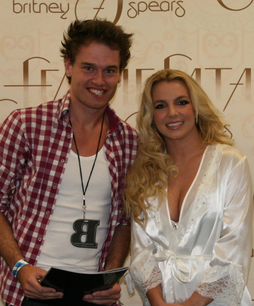 Britney Spears empieza a tocar a sus fans en el backstage de sus conciertos! Tumblr_lth4yoiq2X1qa171xo1_500