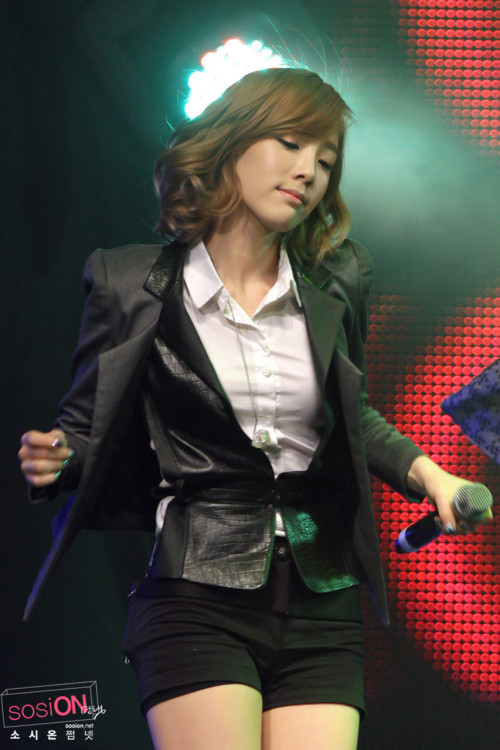 [pic/gif]Taeyeon quyến rũ... Ny  0o0 Tumblr_luzjbuiNDE1qeeesfo1_500