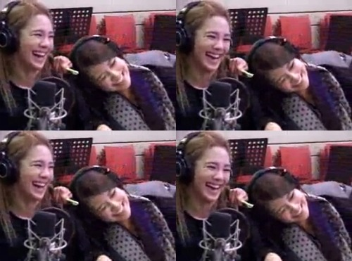 [PICS][28/2/2012] Sooyoung always hugs Hyoyeon :"> Tumblr_lwl5k3lBNk1qcfemno1_500