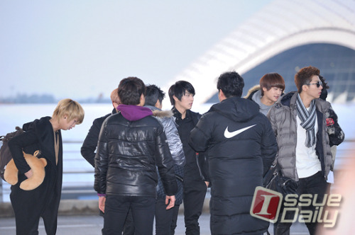 [OTHER] 120106 ZE:A in Incheon International Airport Tumblr_lxcwu43FVC1qgigrlo1_500