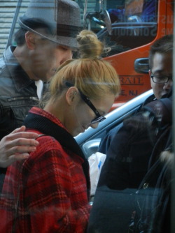 [OTHER][07-02-2012] HyoYeon || Kí tặng Fan trên 1 chiếc Laptop Tumblr_lyvf7735271qgenkyo2_250