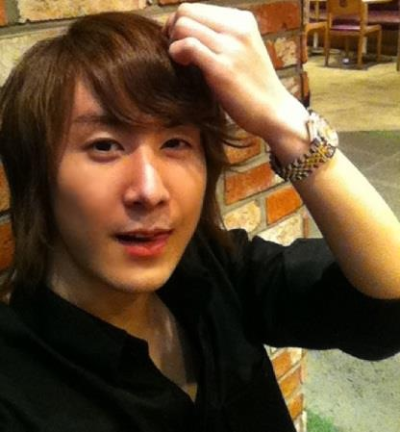 280212 Kibum actualiza su foto de perfil de Twitter y Facebook Tumblr_m039r5XCUN1r112lyo1_400