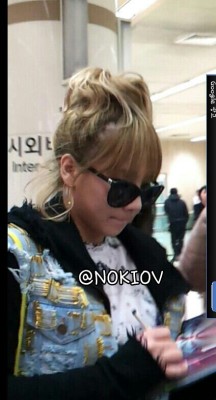 120404 CL @ Gimpo Airport from Japan Tumblr_m20s5c3epu1qc7c2ko1_250