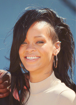 Rihanna .  - Page 30 Tumblr_m381bqp4031qgztuwo2_250