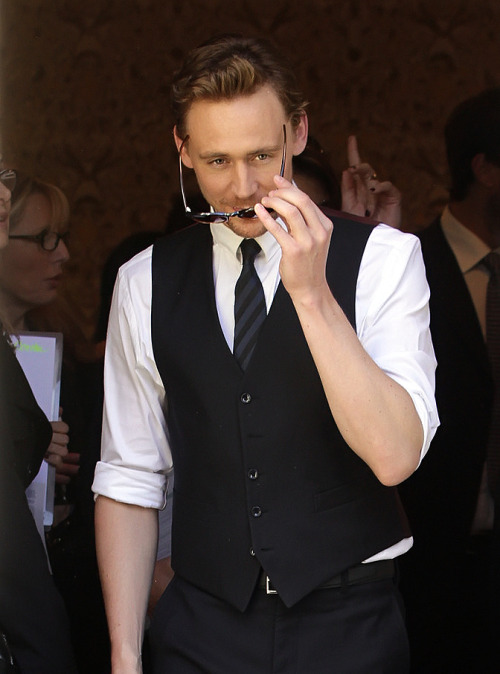 Kedvenc képeink Tom Hiddlestonról No. 1. - Page 21 Tumblr_m3ncqyLmTj1qdwrnqo1_500