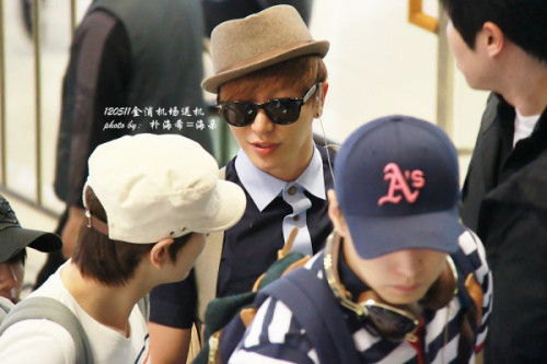 120511  Gimpo airport pour Japon Tumblr_m3uq1oLBau1rtct7co2_500