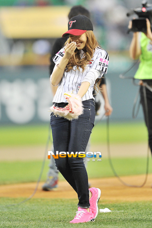 [PIC][11-05-2012]Jessica ném bóng mở màn cho trận đấu bóng chày giữa LG & Samsung chiều nay Tumblr_m3urkrPeex1rs68xto1_500