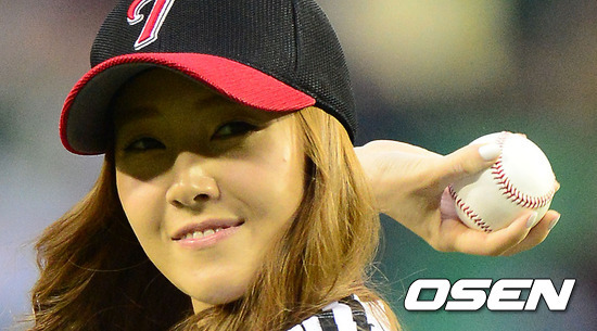 [PIC][11-05-2012]Jessica ném bóng mở màn cho trận đấu bóng chày giữa LG & Samsung chiều nay - Page 2 Tumblr_m3uumgaeb11qitdj1o1_1280