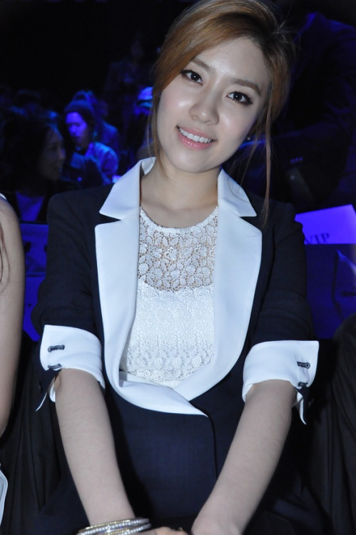 { 120406 } No Eul @ Seoul Fashion Week Spring 2012 Tumblr_m42nasGuQs1r27owuo1_500