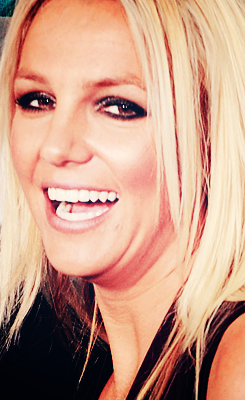 Britney Spears - Page 2 Tumblr_m493s4RZkA1rsrts3o4_250