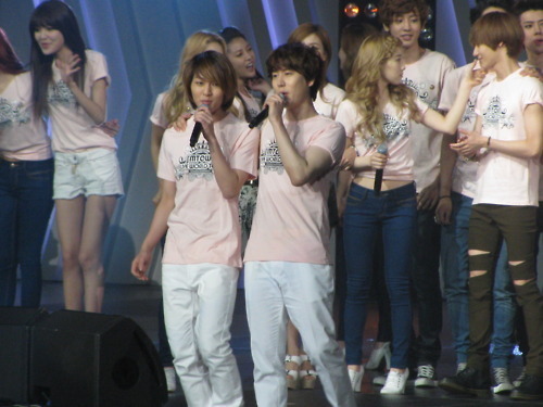 120520 Onew @ SMTOWN in L.A. Tumblr_m4d5a7U3ok1r8fs1io1_500