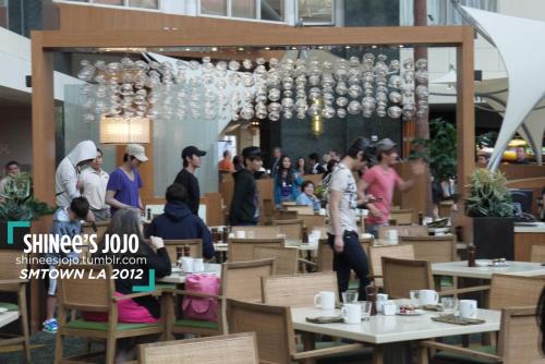 120519 Suju avec Changmin et Minho près de l'Hyatt hotel 2 Tumblr_m4e0odcuhZ1qavn4to1_500