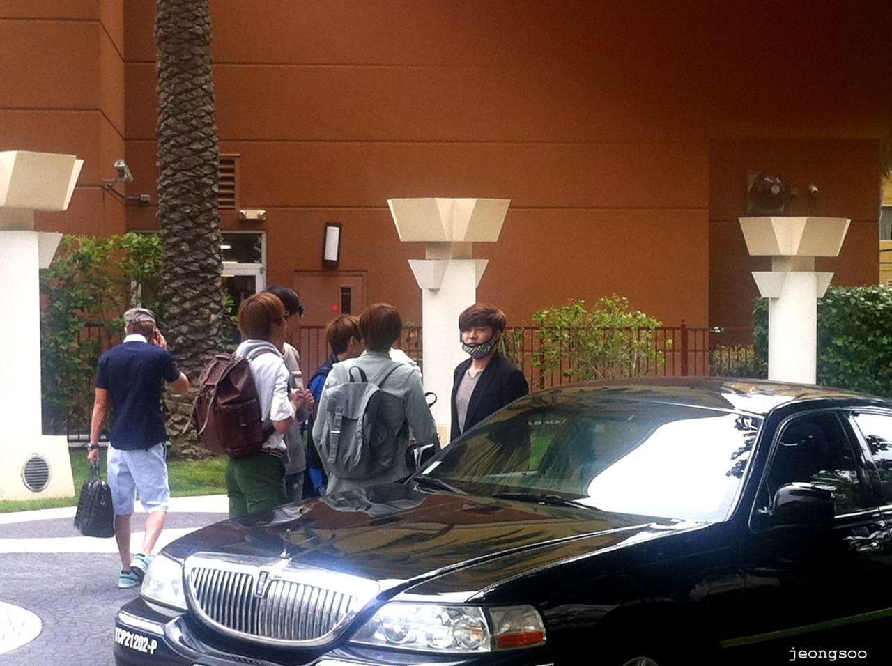 120519 Suju avec Changmin et Minho près de l'Hyatt hotel 2 Tumblr_m4l5lzcQ9t1qdgq5do3_1280