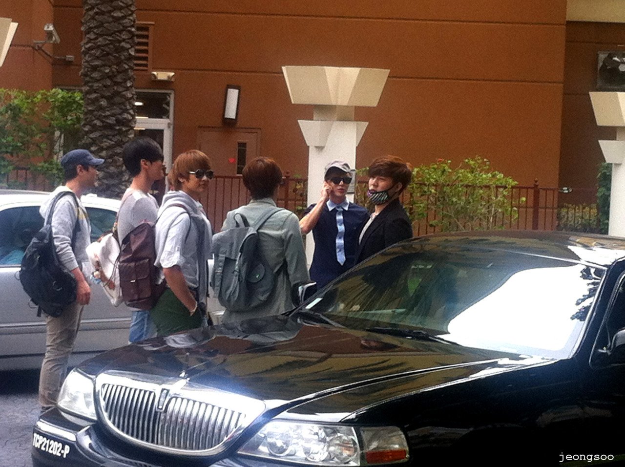 120519 Suju avec Changmin et Minho près de l'Hyatt hotel 2 Tumblr_m4l6b4guAa1qdgq5do1_1280