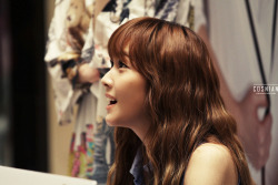 [JUNGHOUSE][FANTAKEN][26-05-2012] Jessica @ The Coming Step fan sign Tumblr_m4mo71ffNk1qitdj1o2_250