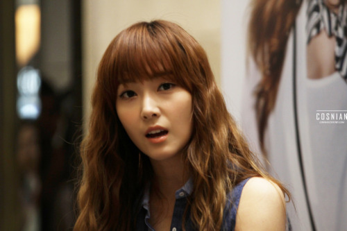 [JUNGHOUSE][FANTAKEN][26-05-2012] Jessica @ The Coming Step fan sign Tumblr_m4mou761V31qitdj1o3_500