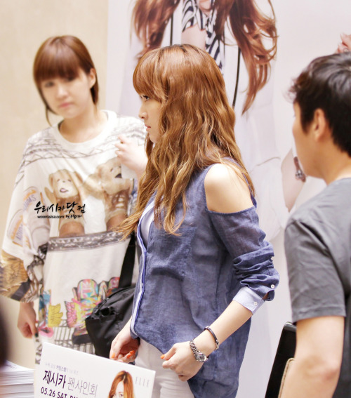 [JUNGHOUSE][FANTAKEN][26-05-2012] Jessica @ The Coming Step fan sign Tumblr_m4n8iamypV1qitdj1o1_500