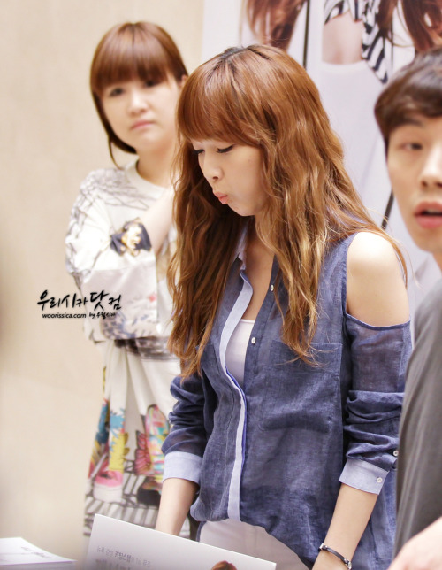 [JUNGHOUSE][FANTAKEN][26-05-2012] Jessica @ The Coming Step fan sign Tumblr_m4n9bd6xOt1qitdj1o1_500