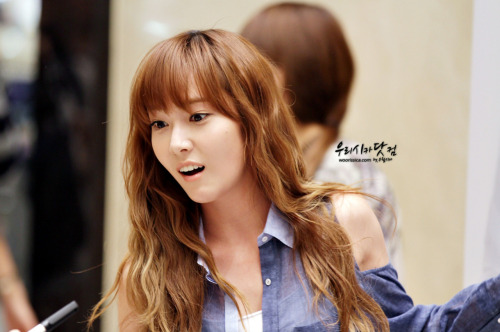 [JUNGHOUSE][FANTAKEN][26-05-2012] Jessica @ The Coming Step fan sign Tumblr_m4n9g9dTS61qitdj1o1_500