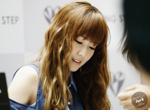 [JUNGHOUSE][FANTAKEN][26-05-2012] Jessica @ The Coming Step fan sign Tumblr_m4osmlyBQf1qitdj1o1_500