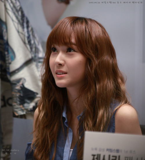 [JUNGHOUSE][FANTAKEN][26-05-2012] Jessica @ The Coming Step fan sign Tumblr_m4owpehrHe1qitdj1o1_500