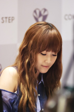 [JUNGHOUSE][FANTAKEN][26-05-2012] Jessica @ The Coming Step fan sign Tumblr_m4puutHjYB1qitdj1o3_250