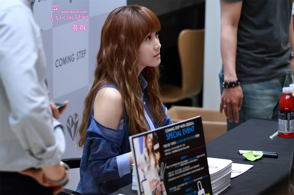 [PIC][26-05-2012]JESSICA TẠI BUỔI "FAN SIGN" CHO THƯƠNG HIỆU COMING STEP VÀO TRƯA NAY - Page 5 Tumblr_m4qjf0HcyD1qitdj1o2_1280