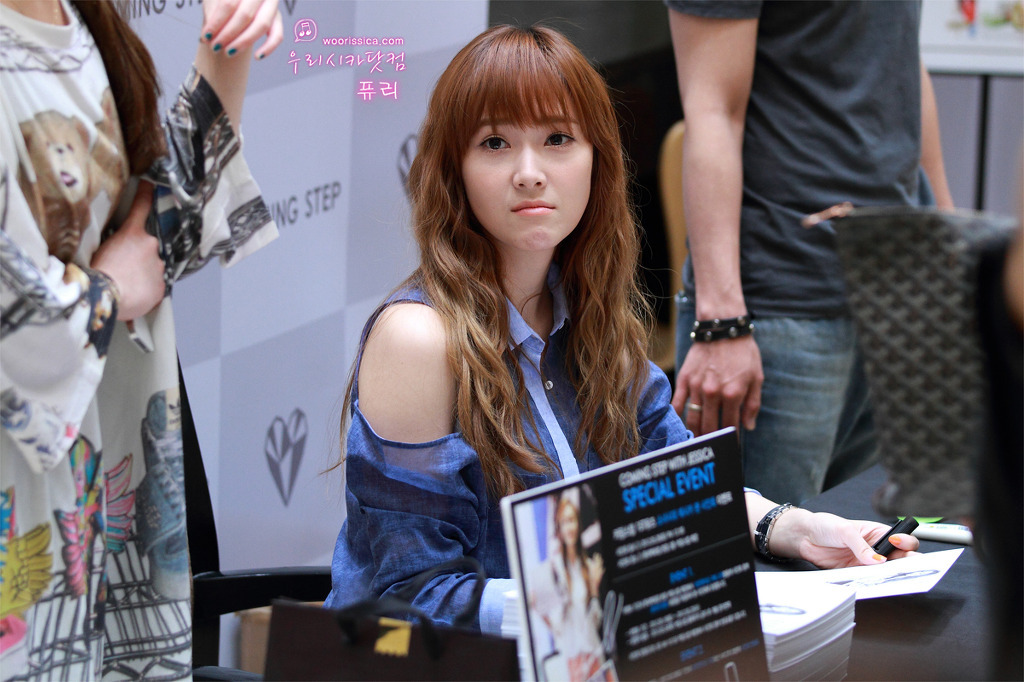 [PIC][26-05-2012]JESSICA TẠI BUỔI "FAN SIGN" CHO THƯƠNG HIỆU COMING STEP VÀO TRƯA NAY - Page 5 Tumblr_m4qjukaXOv1qitdj1o1_1280