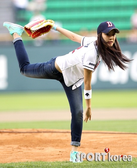 { 120530 } Woo Ri, Ji Sook @ Doosan Bears vs. KIA Tigers Tumblr_m4tzo6oI3g1r27owuo4_500